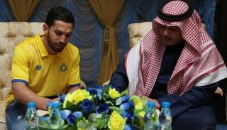 الجزائري جابو يوقع عقده مع النصر بحضور رئيس النادي