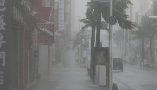 تسبب الإعصار بانقطاع الكهرباء عن 400 ألف منزل