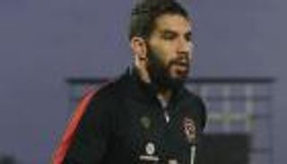 الكاف يوقف شريف إكرامي مباراتين