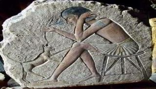 اكتشاف لوحتين من الحجر الرملي بمعبد كوم أمبو بأسوان