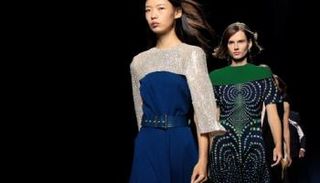 دار جيفنشي تتألق بملابس السهرة في أسبوع باريس للموضة