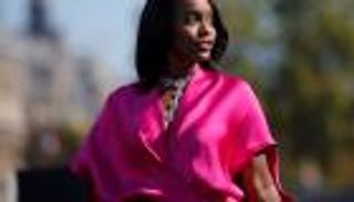 بالصور.. لوريال تعرض منتجاتها في نهر السين بمشاركة نجمات سينما