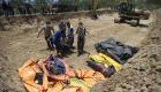 بالصور.. قبر جماعي لمئات من ضحايا الزلزال في إندونيسيا