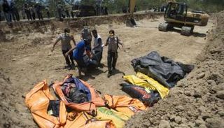 جانب من المقبرة الجماعية لضحايا الزلزال في إندونيسيا