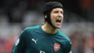 أرسنال يفقد تشيك شهرا للإصابة