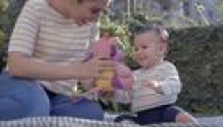 بالفيديو.. بلقيس تهدي طفلها أغنية "أهلا يا ماما"