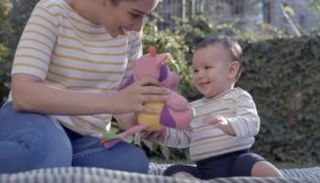 أحد مشاهد كليب "أهلا يا ماما" للفنانة الإماراتية بلقيس