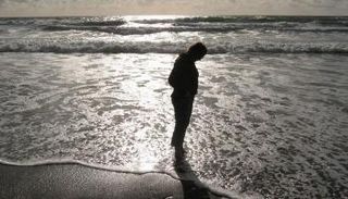 الشباب يشعر بالوحدة 