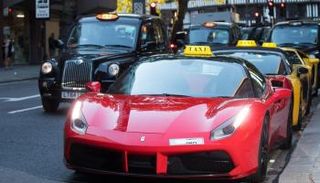 سيارات فارهة أمام متجر Argos لعملاء لعبة فورزا هورازيون 4