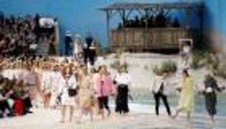 بالصور.. دار شانيل تحول صالة العرض لشاطئ في أسبوع باريس للموضة