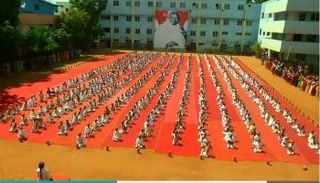 أطفال المدارس بالهند يحاكون هيئة غاندي