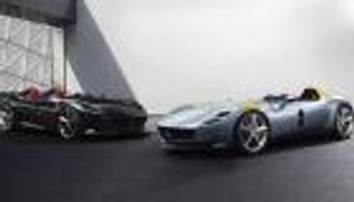 بالصور.. فيراري تكشف تفاصيل سيارتيها "2&Monza SP1" بمعرض باريس