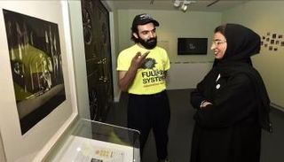 نورة الكعبي في زيارة لمعرض عبدالناصر غارم 