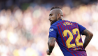 فيدال غاضب من وضعه في برشلونة