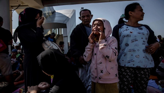 متضررون من زلزال وتسونامي إندونيسيا