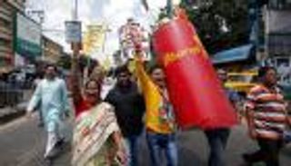 الهند تخفض أسعار الوقود رغم صعود النفط وخسائر الروبية