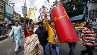هنود يتظاهرون ضد ارتفاع أسعار الوقود - أرشيف