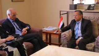 بن دغر والسفير البريطاني لدى اليمن