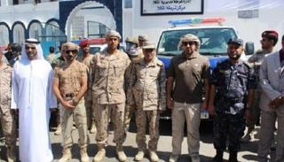 محافظ حضرموت وممثل وزارة الداخلية الإماراتية أمام مركز الأمن بالمكلا