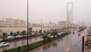 طقس الجمعة بالسعودية.. فرصة لهطول أمطار رعدية وسماء غائمة