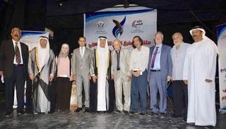 عبدالله محمد العويس في لقطة تذكارية على هامش حفل افتتاح المهرجان