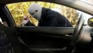 حاول سرقة السيارة.. نام داخلها