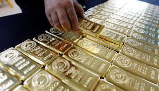 عامل يفرز سبائك ذهبية - أرشيف