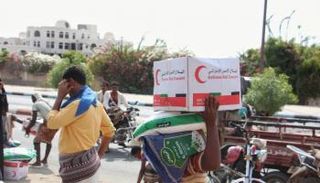 الهلال الأحمر الإماراتي يوزع سلال غذائية في أبين - أرشيفية