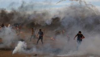 جانب من الاشتباكات بين الفلسطينيين وقوات الاحتلال - رويترز
