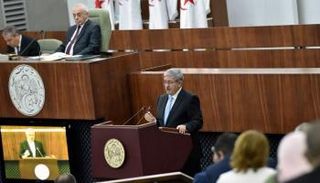 رئيس الوزراء الجزائري أحمد أويحيى خلال كلمة له بالبرلمان