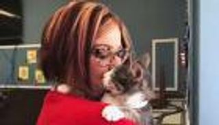 حكاية "دوني".. قط كفيف يساعد المسنين على الشفاء