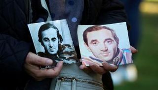 فرنسا تودع أيقونة الغناء شارل أزنافور