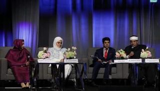 جانب من فعاليات الجلسة الأولى بمؤتمر التواصل الحضاري