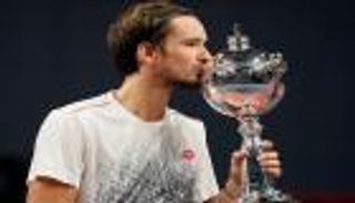 ميدفيديف يخطف لقب بطولة اليابان من أرض نيشيكوري