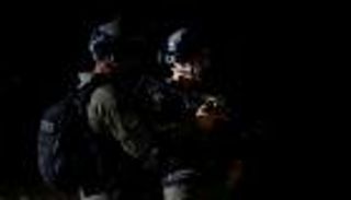 الاحتلال يقتحم قرية فلسطينية بحثا عن مشتبه بقتل إسرائيلييْن