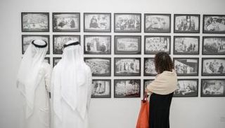 بينالي الشارقة يتناول الثقافة المادية وقضايا الهجرة والصراع