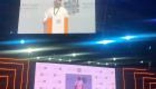 قرقاش: شباب الإمارات هم المستقبل وشعلة الدولة