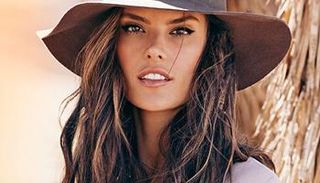 عارضة الأزياء البرازيلية أليساندرا أمبروزيو 