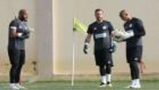 حارس الجزائر ينفي تعمده إيذاء منافسيه