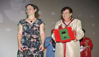 ‎⁨سلمى بكار أثناء تكريمها في مهرجان سلا بالمغرب⁩.