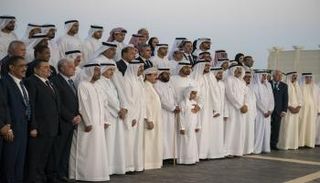 الشيخ محمد بن زايد يستقبل المشاركين في الندوة 