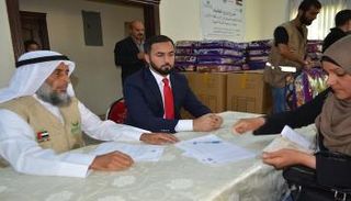 جانب من توزيع المساعدات