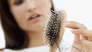 أعشاب وزيوت ووصفات طبيعية لعلاج تساقط الشعر