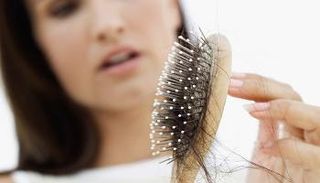 علاج تساقط الشعر بالأعشاب والزيوت الطبيعية