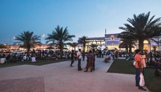 العمال يتوافدون على المركز من الصحراء المحيطة