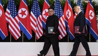 الرئيسان الأمريكي والكوري الشمالي خلال القمة الأولى
