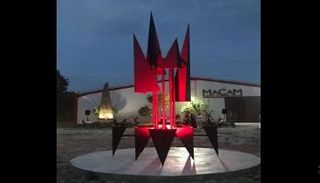 منحوتة "مجتمع"