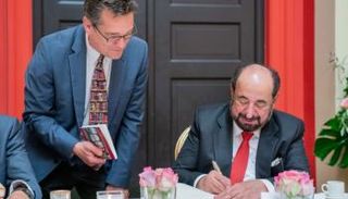 سلطان القاسمي يوقع أحدث أعماله الأدبية عشية معرض فرانكفورت للكتاب