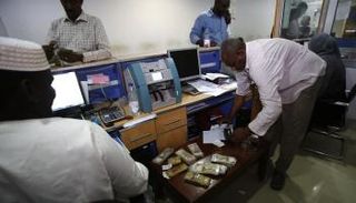 موظف يتحقق من الأوراق النقدية في شركة للصرافة بالخرطوم