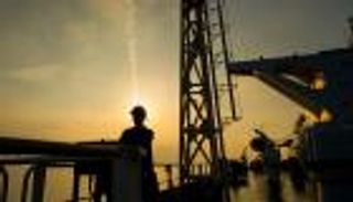 الوسطاء والسلاح مقابل النفط.. أحدث ألاعيب إيران للتحايل على العقوبات